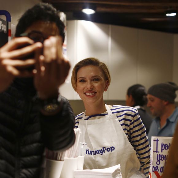 Scarlett Johansson - L'actrice américaine Scarlett Johansson a bien joué les serveuses d'un jour ce samedi 22 octobre 2016, derrière le comptoir de sa boutique de pop corn gourmet, inaugurée dans le quartier du Marais à Paris, France.