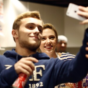 Scarlett Johansson - L'actrice américaine Scarlett Johansson a bien joué les serveuses d'un jour ce samedi 22 octobre 2016, derrière le comptoir de sa boutique de pop corn gourmet, inaugurée dans le quartier du Marais à Paris, France.