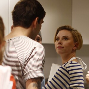 Scarlett Johansson, le chef Will Horowitz et son mari Romain Dauriac - L'actrice américaine Scarlett Johansson a bien joué les serveuses d'un jour ce samedi 22 octobre 2016, derrière le comptoir de sa boutique de pop corn gourmet, inaugurée dans le quartier du Marais à Paris, France. Une foule d'environ 400 personnes s'était formée dans la rue, assez tôt dans la journée pour attendre l’actrice. Et beaucoup des badauds sont repartis déçus, avant que l'actrice arrive vers 19h30.