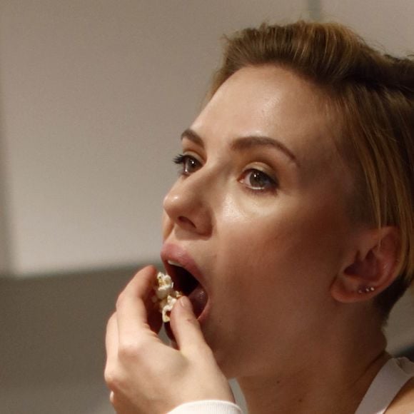 Scarlett Johansson - L'actrice américaine Scarlett Johansson a bien joué les serveuses d'un jour ce samedi 22 octobre 2016, derrière le comptoir de sa boutique de pop corn gourmet, inaugurée dans le quartier du Marais à Paris, France.