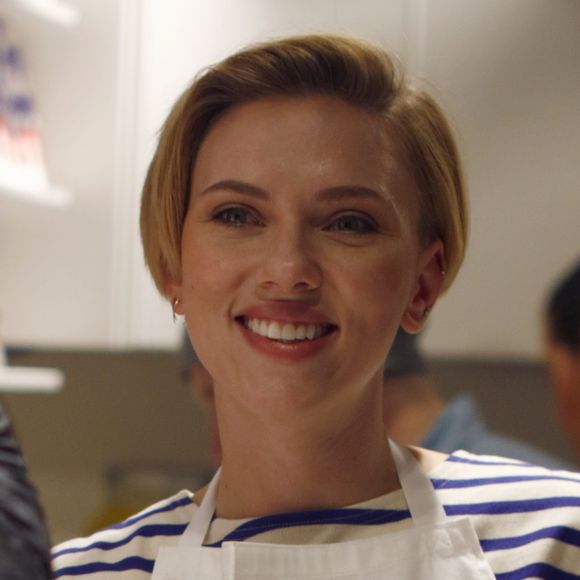 Scarlett Johansson - L'actrice américaine Scarlett Johansson a bien joué les serveuses d'un jour ce samedi 22 octobre 2016, derrière le comptoir de sa boutique de pop corn gourmet, inaugurée dans le quartier du Marais à Paris, France.