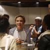 Scarlett Johansson - L'actrice américaine Scarlett Johansson a bien joué les serveuses d'un jour ce samedi 22 octobre 2016, derrière le comptoir de sa boutique de pop corn gourmet, inaugurée dans le quartier du Marais à Paris, France.