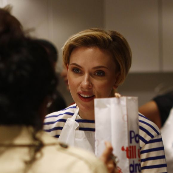 Scarlett Johansson - L'actrice américaine Scarlett Johansson a bien joué les serveuses d'un jour ce samedi 22 octobre 2016, derrière le comptoir de sa boutique de pop corn gourmet, inaugurée dans le quartier du Marais à Paris, France.