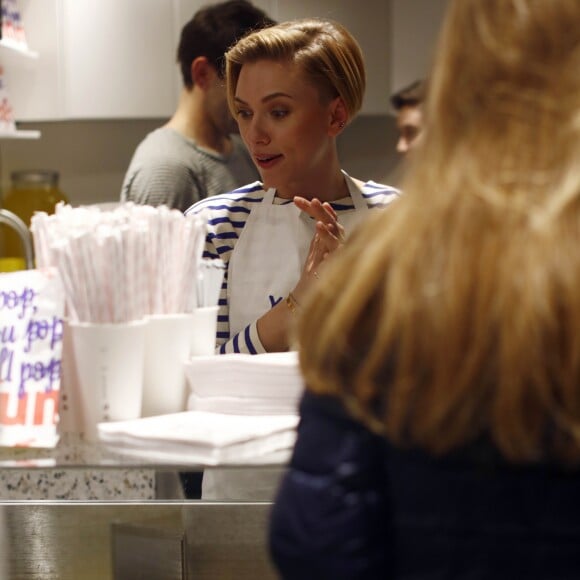 Scarlett Johansson - L'actrice américaine Scarlett Johansson a bien joué les serveuses d'un jour ce samedi 22 octobre 2016, derrière le comptoir de sa boutique de pop corn gourmet, inaugurée dans le quartier du Marais à Paris, France.