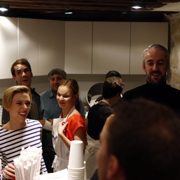Scarlett Johansson, sa belle-soeur (Manager de"Yummy Pop"), le chef Will Horowitz et son mari Romain Dauriac - L'actrice américaine Scarlett Johansson a bien joué les serveuses d'un jour ce samedi 22 octobre 2016, derrière le comptoir de sa boutique de pop corn gourmet, inaugurée dans le quartier du Marais à Paris, France. Une foule d'environ 400 personnes s'était formée dans la rue, assez tôt dans la journée pour attendre l’actrice. Et beaucoup des badauds sont repartis déçus, avant que l'actrice arrive vers 19h30. En marinière et tablier, Scarlett Johansson a endossé un nouveau rôle en servant des clients venus pour l'ouverture de "Yummy Pop", boutique qu'elle a ouverte avec son mari français Romain Dauriac.