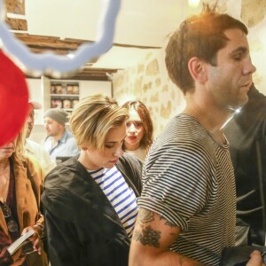 Scarlett Johansson et son mari Romain Dauriac - L'actrice américaine Scarlett Johansson quitte sa boutique après avoir joué les serveuses d'un jour ce samedi 22 octobre 2016, derrière le comptoir de sa boutique de pop corn gourmet, inaugurée dans le quartier du Marais à Paris, France. Une foule d'environ 400 personnes s'était formée dans la rue, assez tôt dans la journée pour attendre l’actrice.