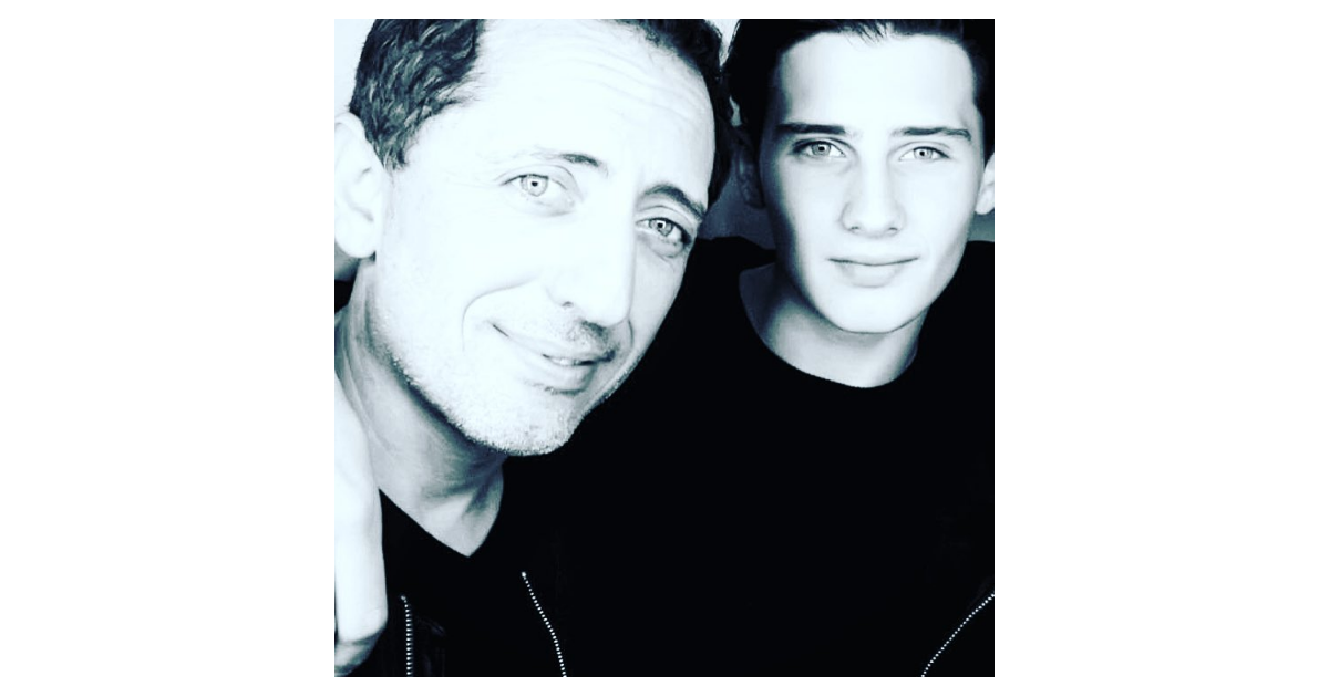 Fils Gad Elmaleh Demain Nous Appartient Gad Elmaleh pose avec son fils Noé (photo postée le 24 juillet 2016