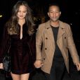John Legend et sa femme Chrissy Teigen arrivent à leur hôtel à Londres, le 23 octobre 2016, après s'être rendus sur le plateau de "X-Factor.