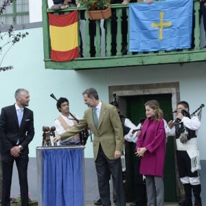 Le roi Felipe VI et la reine Letizia d'Espagne visitaient le 22 octobre 2016 Los Oscos, qui regroupe les communes de San Martin de Oscos, Villanueva de Oscos, Santa Eulalia de Oscos et a été désigné Village exemplaire des Asturies 2016.