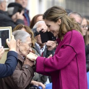 Rencontre touchante pour la reine Letizia... Le roi Felipe VI et la reine Letizia d'Espagne visitaient le 22 octobre 2016 Los Oscos, qui regroupe les communes de San Martin de Oscos, Villanueva de Oscos, Santa Eulalia de Oscos et a été désigné Village exemplaire des Asturies 2016.