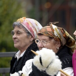 Le roi Felipe VI et la reine Letizia d'Espagne, qui a eu beaucoup de succès auprès de villageoises qui lui ont montré leurs talents pour le tricot, visitaient le 22 octobre 2016 Los Oscos, qui regroupe les communes de San Martin de Oscos, Villanueva de Oscos, Santa Eulalia de Oscos et a été désigné Village exemplaire des Asturies 2016.