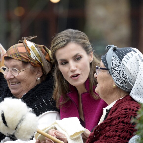 Le roi Felipe VI et la reine Letizia d'Espagne, qui a eu beaucoup de succès auprès de villageoises qui lui ont montré leurs talents pour le tricot, visitaient le 22 octobre 2016 Los Oscos, qui regroupe les communes de San Martin de Oscos, Villanueva de Oscos, Santa Eulalia de Oscos et a été désigné Village exemplaire des Asturies 2016.