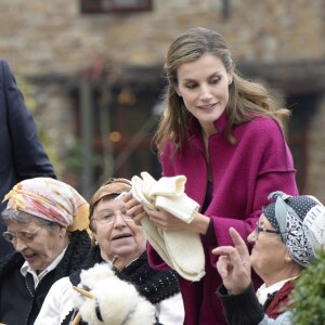 Le roi Felipe VI et la reine Letizia d'Espagne, qui a eu beaucoup de succès auprès de villageoises qui lui ont montré leurs talents pour le tricot, visitaient le 22 octobre 2016 Los Oscos, qui regroupe les communes de San Martin de Oscos, Villanueva de Oscos, Santa Eulalia de Oscos et a été désigné Village exemplaire des Asturies 2016.