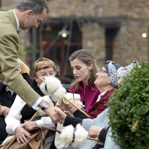 Le roi Felipe VI et la reine Letizia d'Espagne, qui a eu beaucoup de succès auprès de villageoises qui lui ont montré leurs talents pour le tricot, visitaient le 22 octobre 2016 Los Oscos, qui regroupe les communes de San Martin de Oscos, Villanueva de Oscos, Santa Eulalia de Oscos et a été désigné Village exemplaire des Asturies 2016.