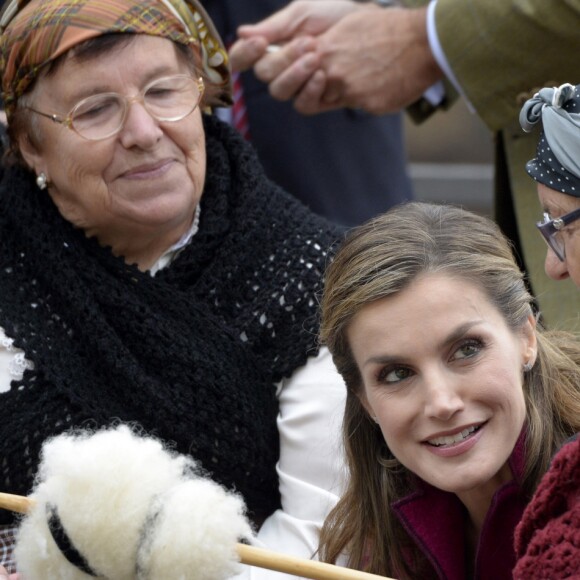 Le roi Felipe VI et la reine Letizia d'Espagne, qui a eu beaucoup de succès auprès de villageoises qui lui ont montré leurs talents pour le tricot, visitaient le 22 octobre 2016 Los Oscos, qui regroupe les communes de San Martin de Oscos, Villanueva de Oscos, Santa Eulalia de Oscos et a été désigné Village exemplaire des Asturies 2016.