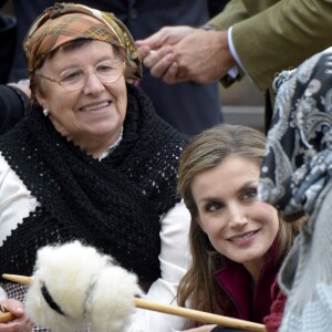 Le roi Felipe VI et la reine Letizia d'Espagne, qui a eu beaucoup de succès auprès de villageoises qui lui ont montré leurs talents pour le tricot, visitaient le 22 octobre 2016 Los Oscos, qui regroupe les communes de San Martin de Oscos, Villanueva de Oscos, Santa Eulalia de Oscos et a été désigné Village exemplaire des Asturies 2016.