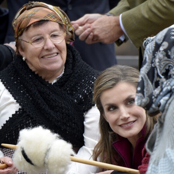 Le roi Felipe VI et la reine Letizia d'Espagne, qui a eu beaucoup de succès auprès de villageoises qui lui ont montré leurs talents pour le tricot, visitaient le 22 octobre 2016 Los Oscos, qui regroupe les communes de San Martin de Oscos, Villanueva de Oscos, Santa Eulalia de Oscos et a été désigné Village exemplaire des Asturies 2016.