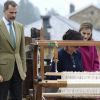 Le roi Felipe VI et la reine Letizia d'Espagne, qui se fait ici initier au fonctionnement du métier à tisser, visitaient le 22 octobre 2016 Los Oscos, qui regroupe les communes de San Martin de Oscos, Villanueva de Oscos, Santa Eulalia de Oscos et a été désigné Village exemplaire des Asturies 2016.