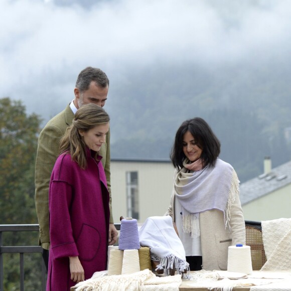 Le roi Felipe VI et la reine Letizia d'Espagne, qui se fait ici initier au fonctionnement du métier à tisser, visitaient le 22 octobre 2016 Los Oscos, qui regroupe les communes de San Martin de Oscos, Villanueva de Oscos, Santa Eulalia de Oscos et a été désigné Village exemplaire des Asturies 2016.