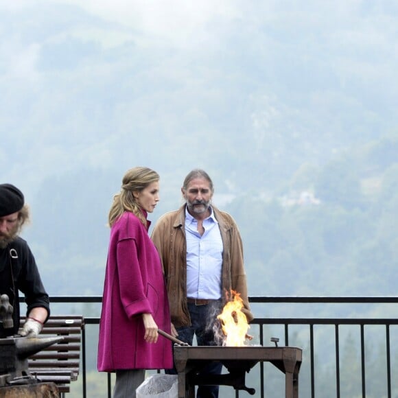 Letizia a été initée à la ferronnerie et a pu se réchauffer les mains auprès du feu du forgeron ! Le roi Felipe VI et la reine Letizia d'Espagne visitaient le 22 octobre 2016 Los Oscos, qui regroupe les communes de San Martin de Oscos, Villanueva de Oscos, Santa Eulalia de Oscos et a été désigné Village exemplaire des Asturies 2016.