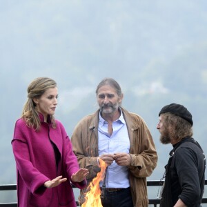 Letizia a été initée à la ferronnerie et a pu se réchauffer les mains auprès du feu du forgeron ! Le roi Felipe VI et la reine Letizia d'Espagne visitaient le 22 octobre 2016 Los Oscos, qui regroupe les communes de San Martin de Oscos, Villanueva de Oscos, Santa Eulalia de Oscos et a été désigné Village exemplaire des Asturies 2016.