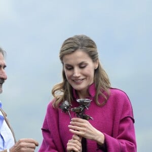 Letizia a été initée à la ferronnerie et a pu se réchauffer les mains auprès du feu du forgeron ! Le roi Felipe VI et la reine Letizia d'Espagne visitaient le 22 octobre 2016 Los Oscos, qui regroupe les communes de San Martin de Oscos, Villanueva de Oscos, Santa Eulalia de Oscos et a été désigné Village exemplaire des Asturies 2016.