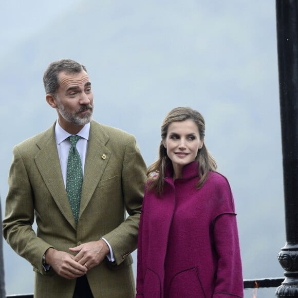 Le roi Felipe VI et la reine Letizia d'Espagne visitaient le 22 octobre 2016 Los Oscos, qui regroupe les communes de San Martin de Oscos, Villanueva de Oscos, Santa Eulalia de Oscos et a été désigné Village exemplaire des Asturies 2016.