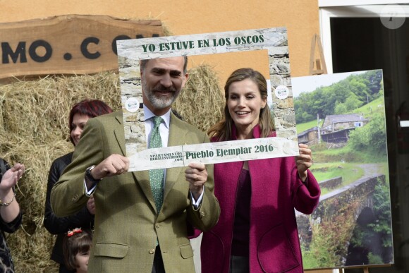 Le roi Felipe VI et la reine Letizia d'Espagne, comme de parfaits touristes, posent dans un cadre "Je suis à Los Oscos". Ils visitaient le 22 octobre 2016 Los Oscos, qui regroupe les communes de San Martin de Oscos, Villanueva de Oscos, Santa Eulalia de Oscos et a été désigné Village exemplaire des Asturies 2016.