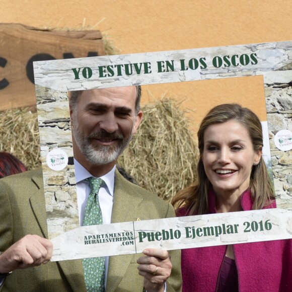 Le roi Felipe VI et la reine Letizia d'Espagne, comme de parfaits touristes, posent dans un cadre "Je suis à Los Oscos". Ils visitaient le 22 octobre 2016 Los Oscos, qui regroupe les communes de San Martin de Oscos, Villanueva de Oscos, Santa Eulalia de Oscos et a été désigné Village exemplaire des Asturies 2016.