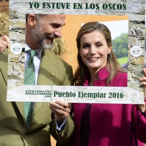 Le roi Felipe VI et la reine Letizia d'Espagne, comme de parfaits touristes, posent dans un cadre "Je suis à Los Oscos". Ils visitaient le 22 octobre 2016 Los Oscos, qui regroupe les communes de San Martin de Oscos, Villanueva de Oscos, Santa Eulalia de Oscos et a été désigné Village exemplaire des Asturies 2016.