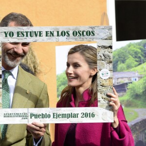 Le roi Felipe VI et la reine Letizia d'Espagne, comme de parfaits touristes, posent dans un cadre "Je suis à Los Oscos". Ils visitaient le 22 octobre 2016 Los Oscos, qui regroupe les communes de San Martin de Oscos, Villanueva de Oscos, Santa Eulalia de Oscos et a été désigné Village exemplaire des Asturies 2016.