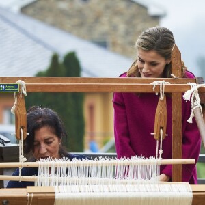 Le roi Felipe VI et la reine Letizia d'Espagne, qui se fait ici initier au fonctionnement du métier à tisser, visitaient le 22 octobre 2016 Los Oscos, qui regroupe les communes de San Martin de Oscos, Villanueva de Oscos, Santa Eulalia de Oscos et a été désigné Village exemplaire des Asturies 2016.