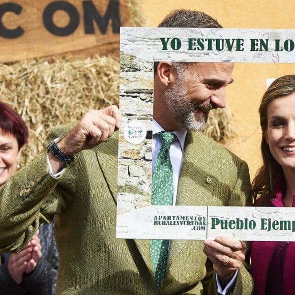 Le roi Felipe VI et la reine Letizia d'Espagne, comme de parfaits touristes, posent dans un cadre "Je suis à Los Oscos". Ils visitaient le 22 octobre 2016 Los Oscos, qui regroupe les communes de San Martin de Oscos, Villanueva de Oscos, Santa Eulalia de Oscos et a été désigné Village exemplaire des Asturies 2016.