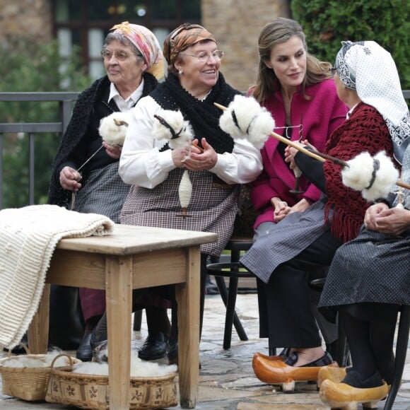 Le roi Felipe VI et la reine Letizia d'Espagne visitaient le 22 octobre 2016 Los Oscos, qui regroupe les communes de San Martin de Oscos, Villanueva de Oscos, Santa Eulalia de Oscos et a été désigné Village exemplaire des Asturies 2016.