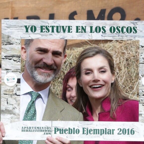 Le roi Felipe VI et la reine Letizia d'Espagne, comme de parfaits touristes, posent dans un cadre "Je suis à Los Oscos". Ils visitaient le 22 octobre 2016 Los Oscos, qui regroupe les communes de San Martin de Oscos, Villanueva de Oscos, Santa Eulalia de Oscos et a été désigné Village exemplaire des Asturies 2016.