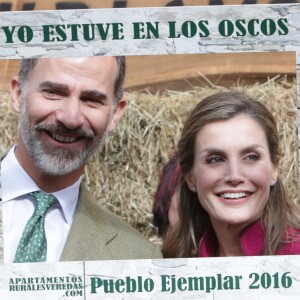 Le roi Felipe VI et la reine Letizia d'Espagne, comme de parfaits touristes, posent dans un cadre "Je suis à Los Oscos". Ils visitaient le 22 octobre 2016 Los Oscos, qui regroupe les communes de San Martin de Oscos, Villanueva de Oscos, Santa Eulalia de Oscos et a été désigné Village exemplaire des Asturies 2016.