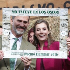Le roi Felipe VI et la reine Letizia d'Espagne se font photographier dans un cadre "Je suis à Los Oscos, Village exemplaire des Asturies 2016", le 22 octobre 2016 en principauté des Asturies.