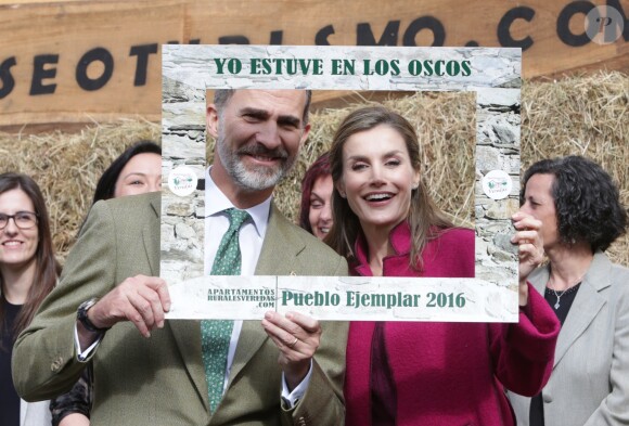Le roi Felipe VI et la reine Letizia d'Espagne se font photographier dans un cadre "Je suis à Los Oscos, Village exemplaire des Asturies 2016", le 22 octobre 2016 en principauté des Asturies.