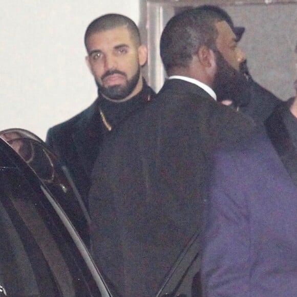 Drake quitte sa soirée d'anniversaire à Los Angeles le 23 octobre 2016.