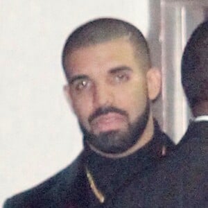 Drake quitte sa soirée d'anniversaire à Los Angeles le 23 octobre 2016.