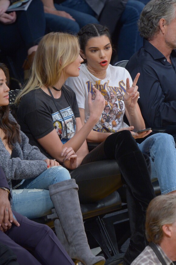 Kendall Jenner et Karlie Kloss lors du match de basket-ball qui oppose l'équipe de Los Angeles aux Rockets de Houston, le 26 octobre 2016 au Staples Center