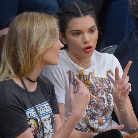 Kendall Jenner et Karlie Kloss lors du match de basket-ball qui oppose l'équipe de Los Angeles aux Rockets de Houston, le 26 octobre 2016 au Staples Center