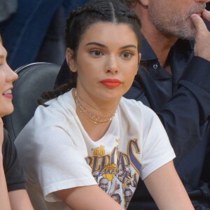 Kendall Jenner et Karlie Kloss lors du match de basket-ball qui oppose l'équipe de Los Angeles aux Rockets de Houston, le 26 octobre 2016 au Staples Center