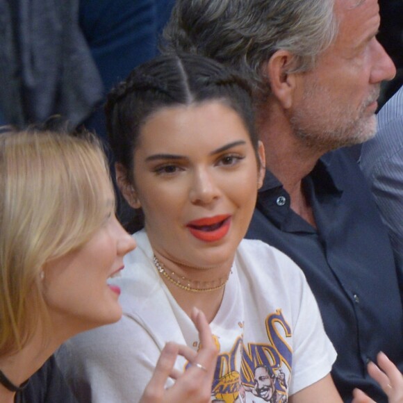 Kendall Jenner et Karlie Kloss lors du match de basket-ball qui oppose l'équipe de Los Angeles aux Rockets de Houston, le 26 octobre 2016 au Staples Center