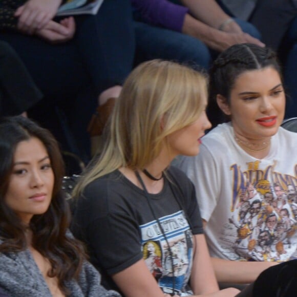 Kendall Jenner et Karlie Kloss lors du match de basket-ball qui oppose l'équipe de Los Angeles aux Rockets de Houston, le 26 octobre 2016 au Staples Center