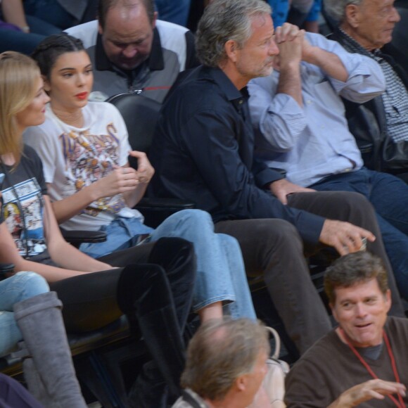 Kendall Jenner et Karlie Kloss lors du match de basket-ball qui oppose l'équipe de Los Angeles aux Rockets de Houston, le 26 octobre 2016 au Staples Center