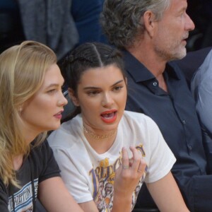 Kendall Jenner et Karlie Kloss lors du match de basket-ball qui oppose l'équipe de Los Angeles aux Rockets de Houston, le 26 octobre 2016 au Staples Center