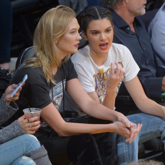 Kendall Jenner et Karlie Kloss lors du match de basket-ball qui oppose l'équipe de Los Angeles aux Rockets de Houston, le 26 octobre 2016 au Staples Center