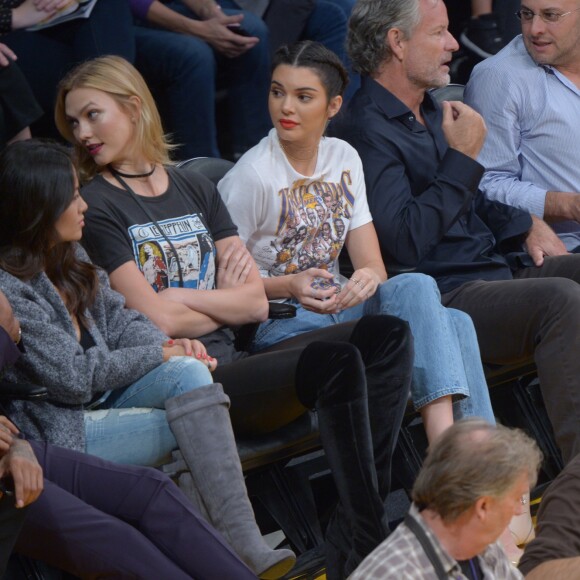 Kendall Jenner et Karlie Kloss lors du match de basket-ball qui oppose l'équipe de Los Angeles aux Rockets de Houston, le 26 octobre 2016 au Staples Center