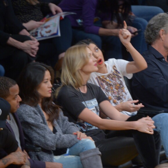 Kendall Jenner et Karlie Kloss lors du match de basket-ball qui oppose l'équipe de Los Angeles aux Rockets de Houston, le 26 octobre 2016 au Staples Center